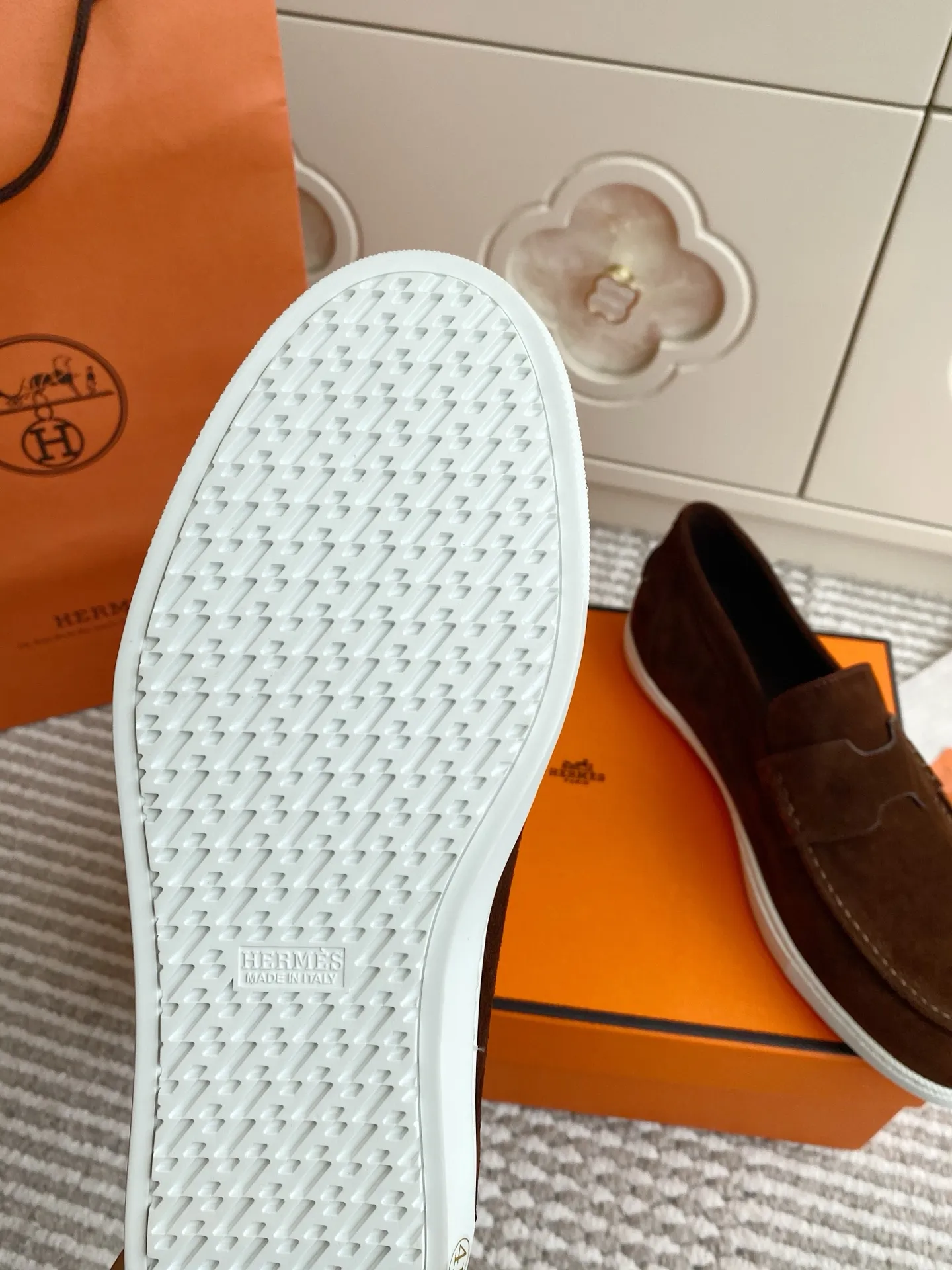 p560✨Hermes Couple Loafers｜Walking in the urban high-end, easily wearing Hermès temperament✨Who says luxury and comfort can’t have both?  This pair of H’s classic loafers really does it!  ▪️"Customized imported Yangjing fabric" is soft and delicate ▪️"Full sheepskin lining" + "soft-soled shoes" design. Your feet will be healed the moment you put them on~ It's like stepping on clouds☁️You won't feel tired after walking all day!  The iconic "H" buckle is low-key and luxurious. It is matched with a rubber outsole. It is lightweight and stylish. Whether you are commuting or shopping, you can easily achieve casual urban style🏙 Can be worn by couples. Full range of sizes, girls 35-41 | boys 39-45. Wear them together when going out. Sweet and high-end💑 Original mold opening. Details are in place. Those who understand will be attracted at a glance ️❤️ #Hermès loafers #coupleshoes #lightweight and versatile shoes